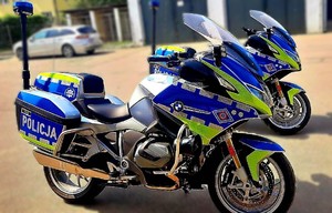 dwa motocykle policyjne stojące jeden obok drugiego